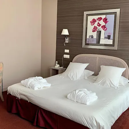 Grand De Courtoisville - Piscine & Spa, The Originals Relais