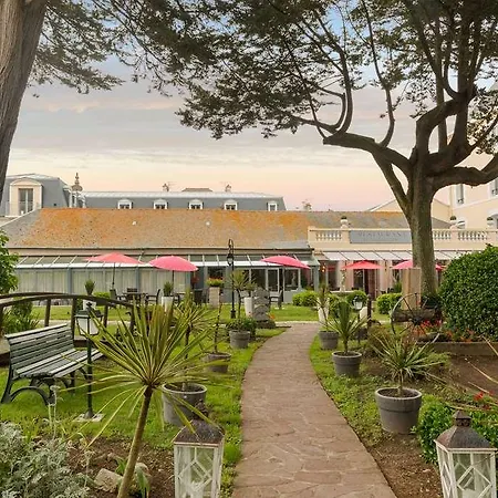 Hotell Grand De Courtoisville - Piscine & Spa, The Originals Relais