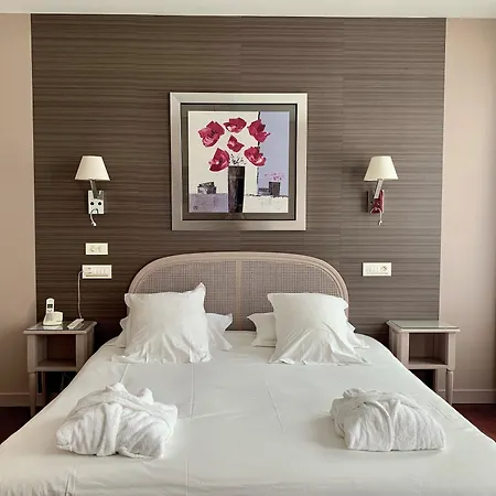 Hotell Grand De Courtoisville - Piscine & Spa, The Originals Relais
