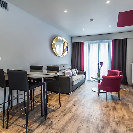 Hotell Grand De Courtoisville - Piscine & Spa, The Originals Relais