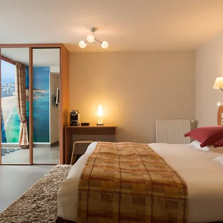 Grand De Courtoisville - Piscine & Spa, The Originals Relais