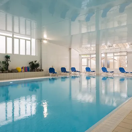 Grand De Courtoisville - Piscine & Spa, The Originals Relais