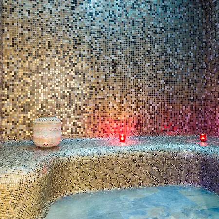 Grand De Courtoisville - Piscine & Spa, The Originals Relais