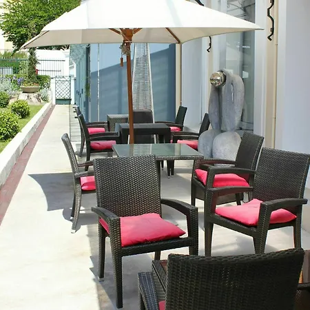 Hotell Grand De Courtoisville - Piscine & Spa, The Originals Relais